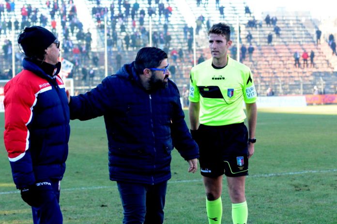 Morgia e Righi con l'arbitro di Mantova-Virtus Bergamo