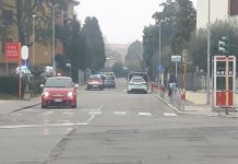 Bici contromano centra un’auto: ferita 42enne