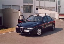 Lite in casa, si scaglia contro i Carabinieri carabinieri