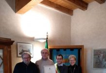 Una pergamena di ringraziamento ai medici Anselmo Sgarbi e Chiara Baraldi ric