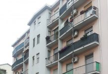 In casa sotto il letto per giorni senza acqua né cibo