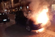Auto in fiamme in corso Pradella