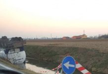 Autocisterna carica di colla esce di strada e capotta nel canale
