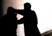 Anziano bloccato e rapinato da due banditi mentre esce di casa