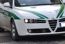 Rottura delle acque mentre scende dal bus ma nessuno le crede. Soccorsa dalla Polizia locale