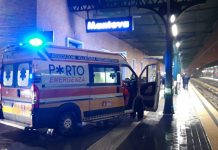 Si butta sotto il treno in partenza dalla stazione: salvo per miracolo