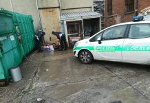 Invece di smaltire i rifiuti in discarica li butta nel compattatore del Poma