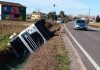 Sbanda per evitare un frontale con un altro tir, mezzo pesante finisce nel fosso