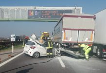 Con l’auto sotto un Tir: illeso