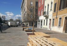 Iniziata la posa dell’arredo con alberi e panchine