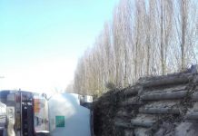 Autotreno finisce sul guard-rail e rovescia il carico