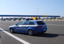 Bimbo di un anno chiuso in auto e soccorso dalla Polstrada