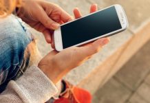 “Collo da sms”, un disturbo preoccupante tra i giovani