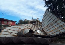 Castiglione, in fiamme una palazzina: distrutto un appartamento. E il maltempo scoperchia una palestra