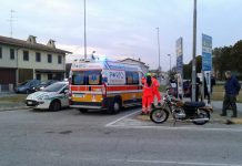 Mancata precedenza all’incrocio, scontro auto-moto: tre feriti lievi