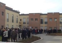 “Ciao, donna forte, determinata e sagace” In centinaia per l’ultimo saluto a Katia