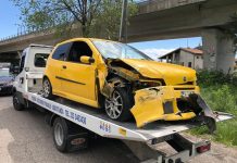 Schianto all’incrocio: le auto rischiano di finire dentro al bar