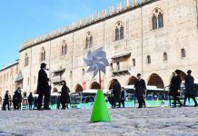 La “danza” dei bus in piazza Sordello