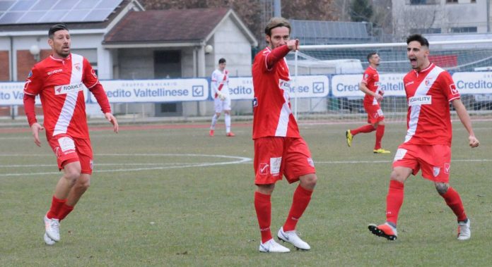 Altinier tra Cuffa e Silvestro esulta dopo il gol nel match d'andata