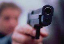 Litiga con la madre e le punta una pistola contro, 53enne a giudizio