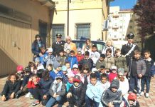 Gli studenti delle elementari in visita alla stazione dei carabinieri di Poggio