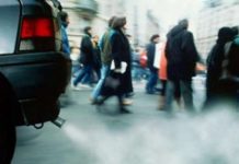 Stop ai motori accesi delle auto davanti alle scuole