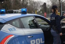 Chiusa nel camper e pestata a sangue. La Polizia arresta il convivente