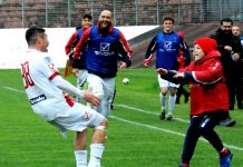 Calcio Serie D – Matias Cuffa: “Mantova, hai tutto per tornare in alto” Matias Cuffa corre ad abbracciare il figlio Simone dopo un gol