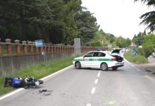 Mancata precedenza: grave centauro che finisce contro un furgone