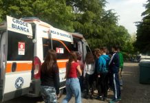 Studenti delle scuole medie a lezione di primo soccorso
