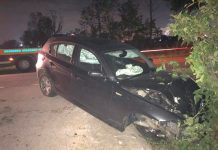 Sbanda in auto: abbatte un palo della luce e si schianta contro un muretto. Salvo