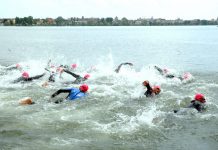Triathlon olimpico, che spettacolo! Gli atleti si danno battaglia nelle acque del Mincio