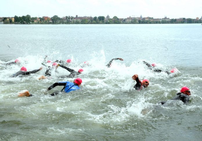 Gli atleti si danno battaglia nelle acque del Mincio
