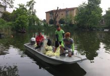 Canoisti e canottieri puliscono le sponde del lago