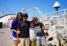 L’ex pilota brasiliano Emerson Fittipaldi si diverte a Gardaland