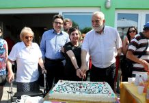 Undici donne del quartiere danno vita al “nuovo” chiosco di Lunetta