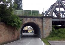 Calcinacci pericolanti dal sottopasso del ponte, preoccupazione a Revere