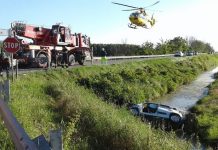 Si scontra con l’auto e finisce nel canale, anziano salvato da alcuni passanti