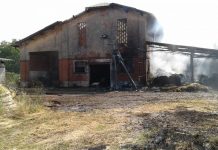 Incendio a Castelbeforte, in fumo decine di rotoballe e il tetto della barchessa