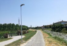 Via i cavi dell’illuminazione a Bagnolo, un chilometro di ciclabile al buio