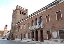 Troppe erbacce sul marciapiede: gli sfalci li fanno i cittadini