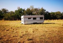 Rifiuti e una roulotte abbandonata Cavriana: tutto fermo