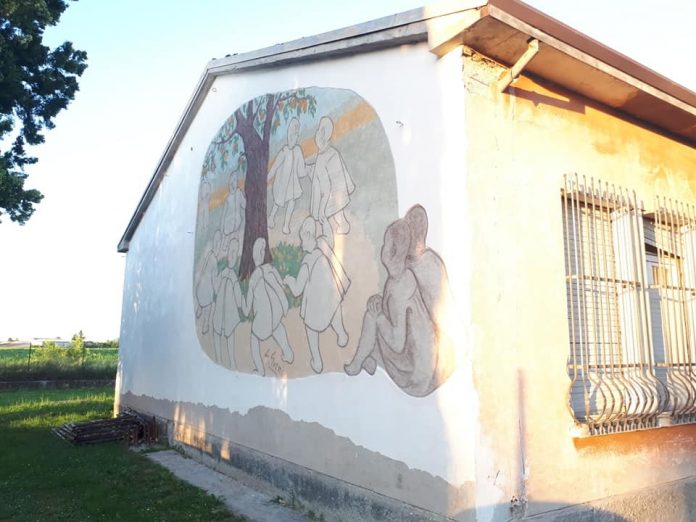 Uno dei graffiti recuperati che decorava uno dei muri esterni della ex scuola materna