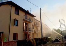 Palazzina in fiamme: nove famiglie sfollate