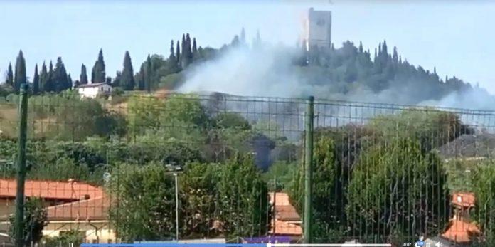 Il fumo dalla collina andata a fuoco