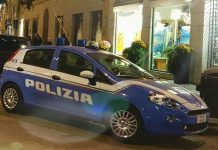 Trova una borsetta con dei soldi e la consegna in questura