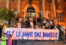 Caso Bibbiano: una fiaccolata in centro per bambini e genitori