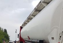 Non passa lo sloveno: Tir incastrato e ponte chiuso per ore