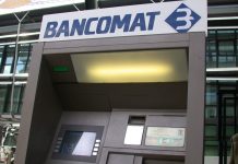 Consegna il bancomat in scadenza e gli svuotano il conto corrente