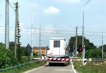 Camion incastrato sulle rotaie, tragedia sfiorata